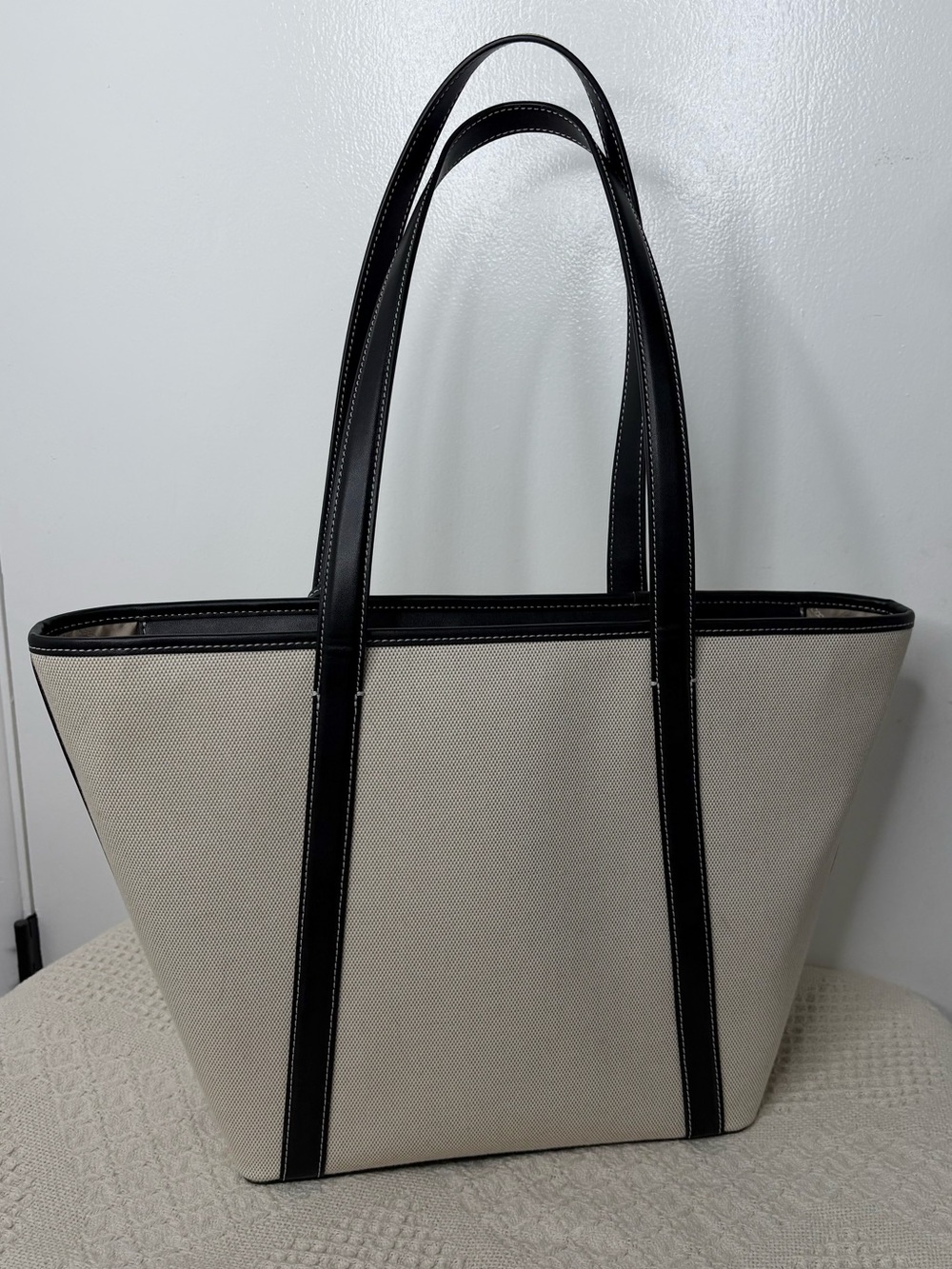 New Michael Kors Jet Set Travel Tote Black Natural - Picture 5 of 8